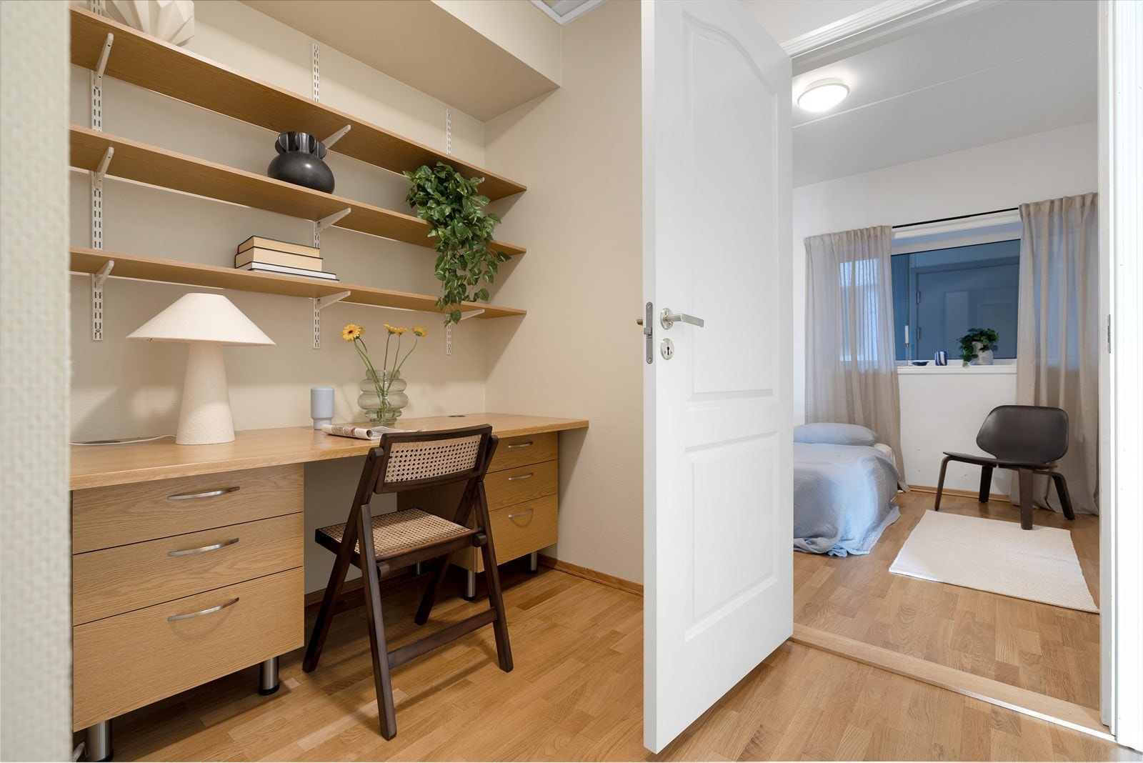 Kontorplass (opprinnelig ombygget bod) og soverom Galleribilde