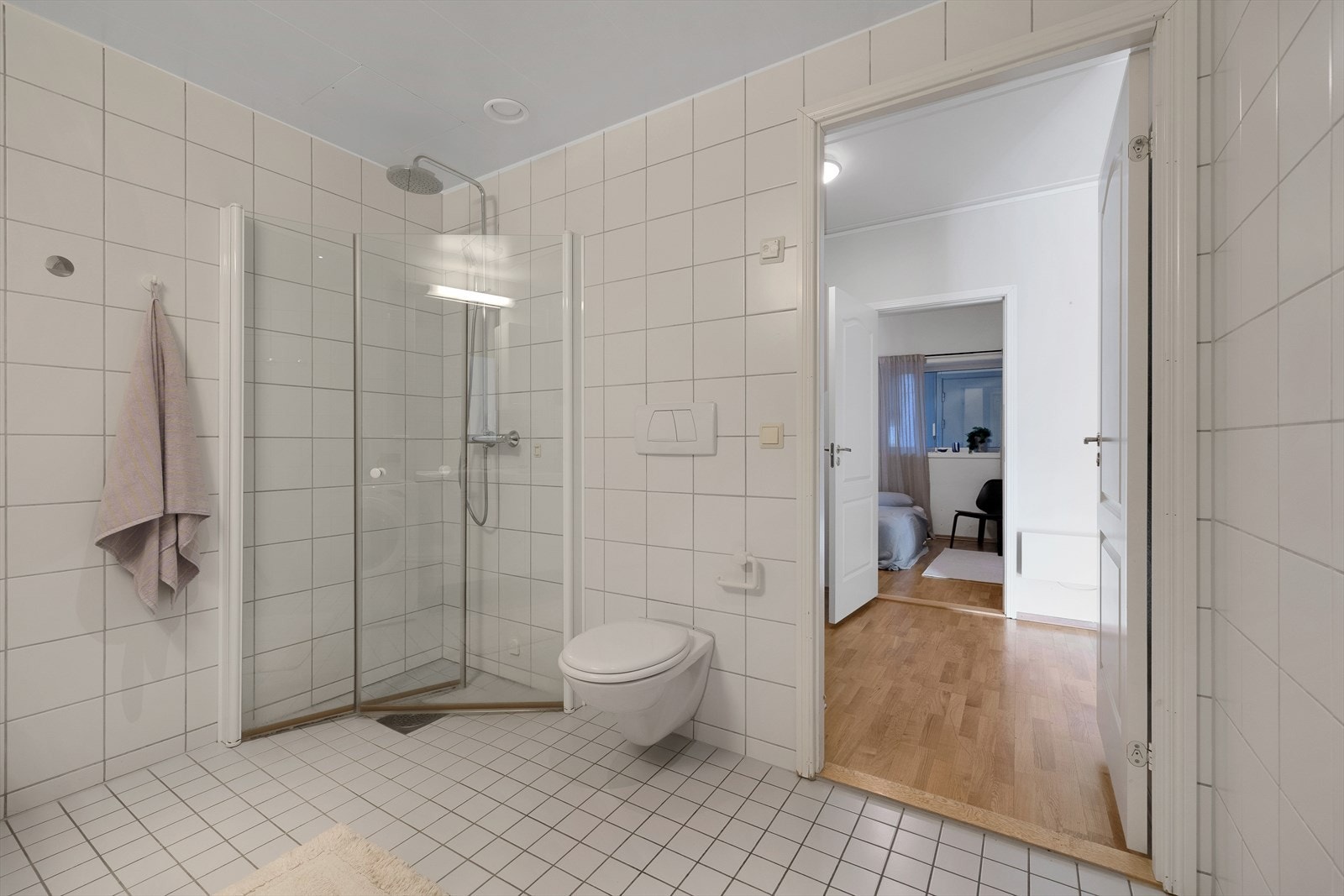 Badet er flislagt. Gulvvarme. Vegghengt WC. Galleribilde