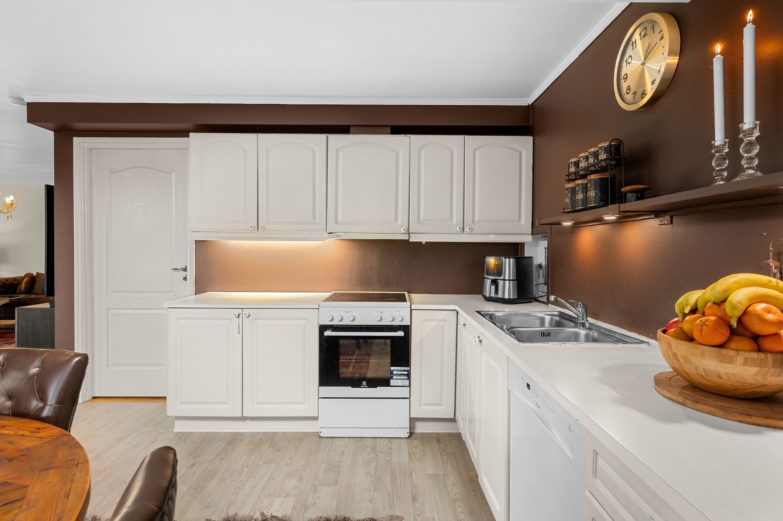 Kjøkkenet har fine fargekombinasjoner som gir en lun og fin stemning Galleribilde