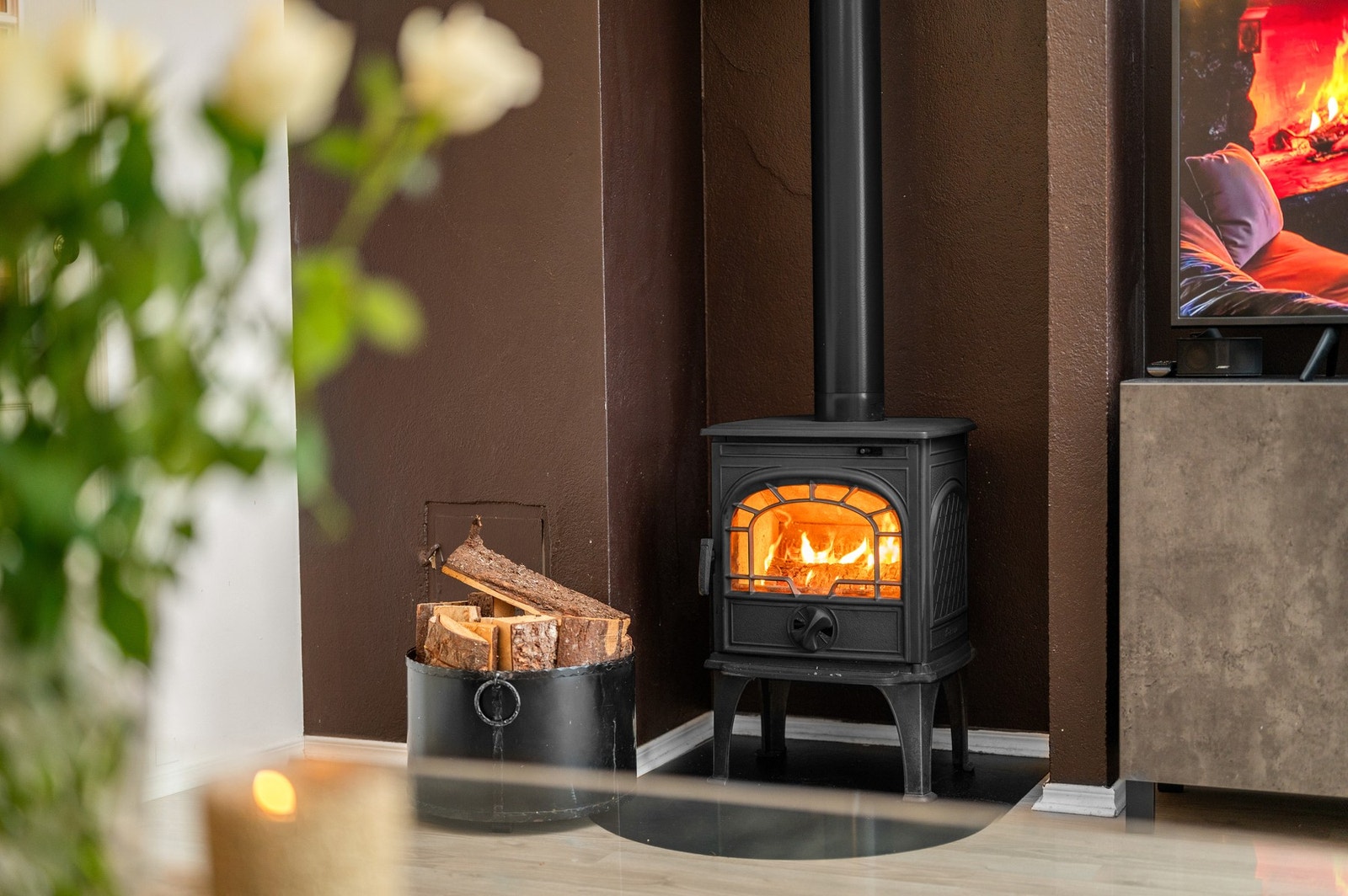 Boligen er utstyrt med en effektiv vedovn for oppvarming Galleribilde