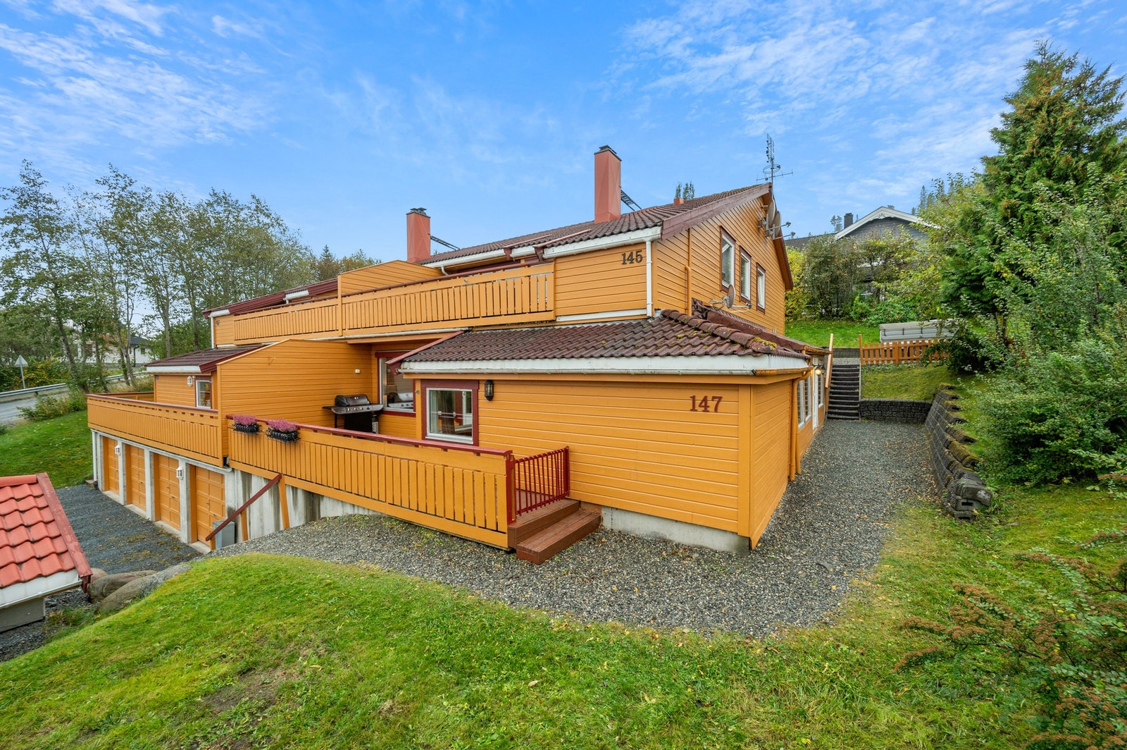 Fra boligen har du kort gangavstand til Høyeggen skole, Løvset barnehage og Vassfjellets fantastiske turløyper Galleribilde