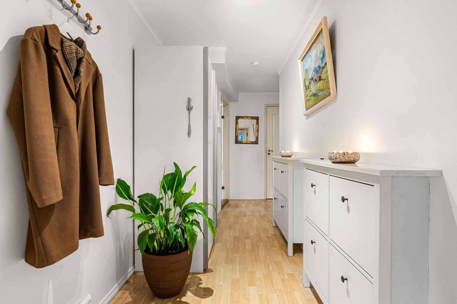 Innbydende gang med plass til oppbevaring Galleribilde