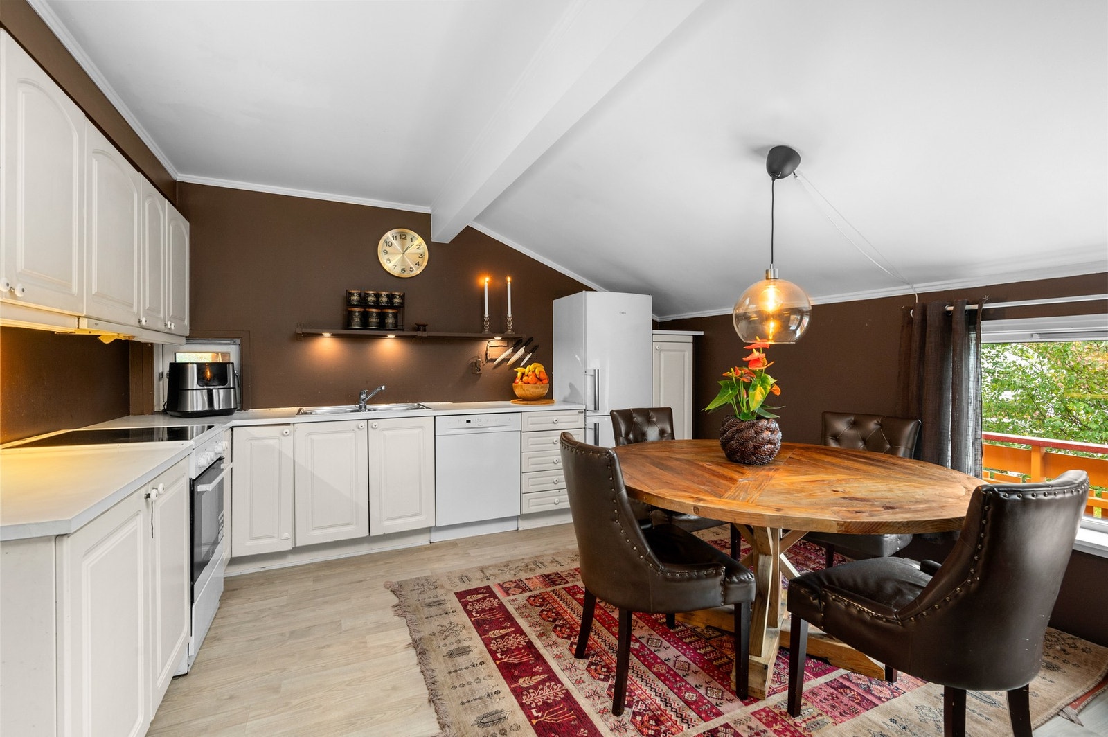 Innholdsrikt kjøkken med god oppbevaringsplass Galleribilde