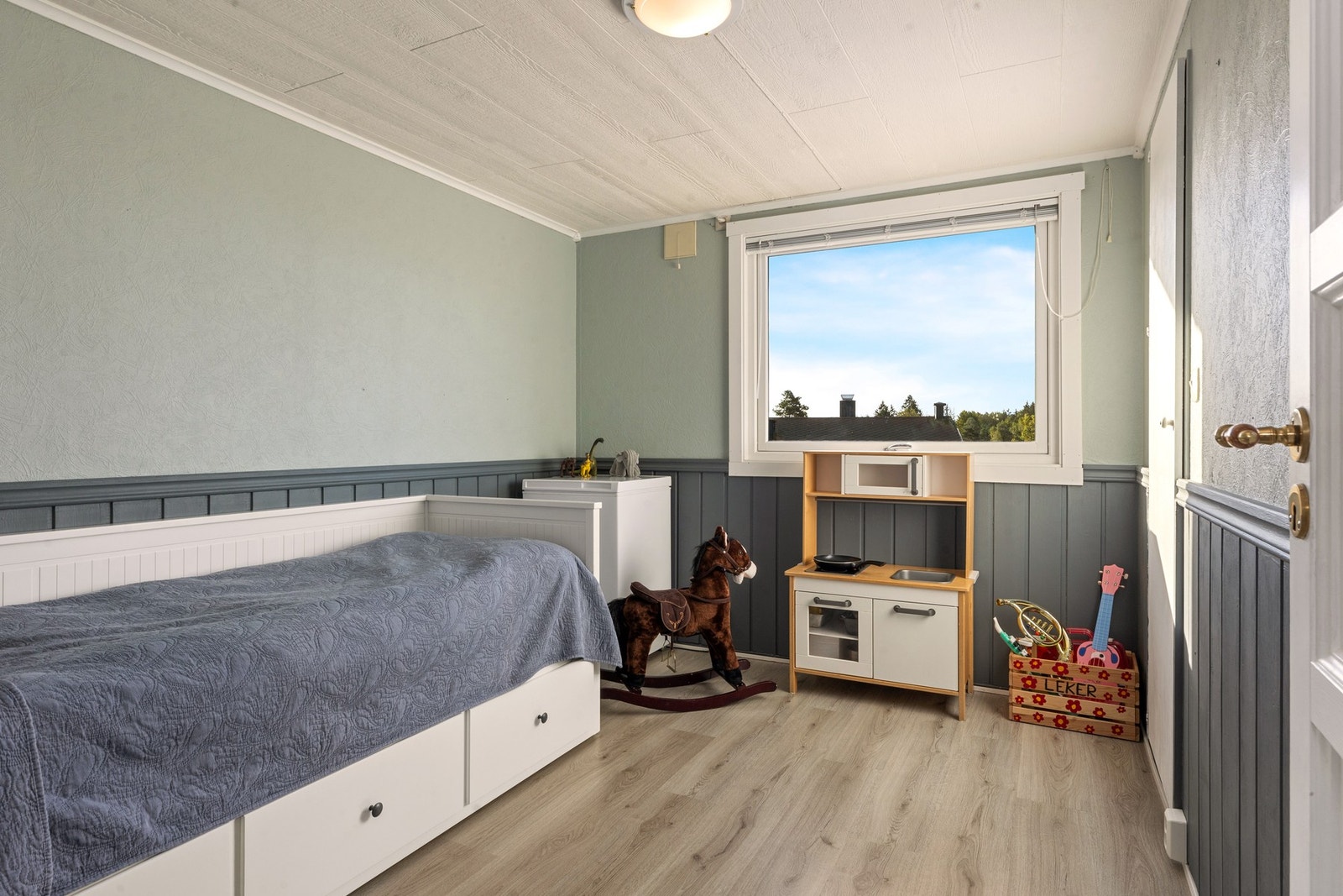 Barnerommet har fin plass til både lek og oppbevaring Galleribilde