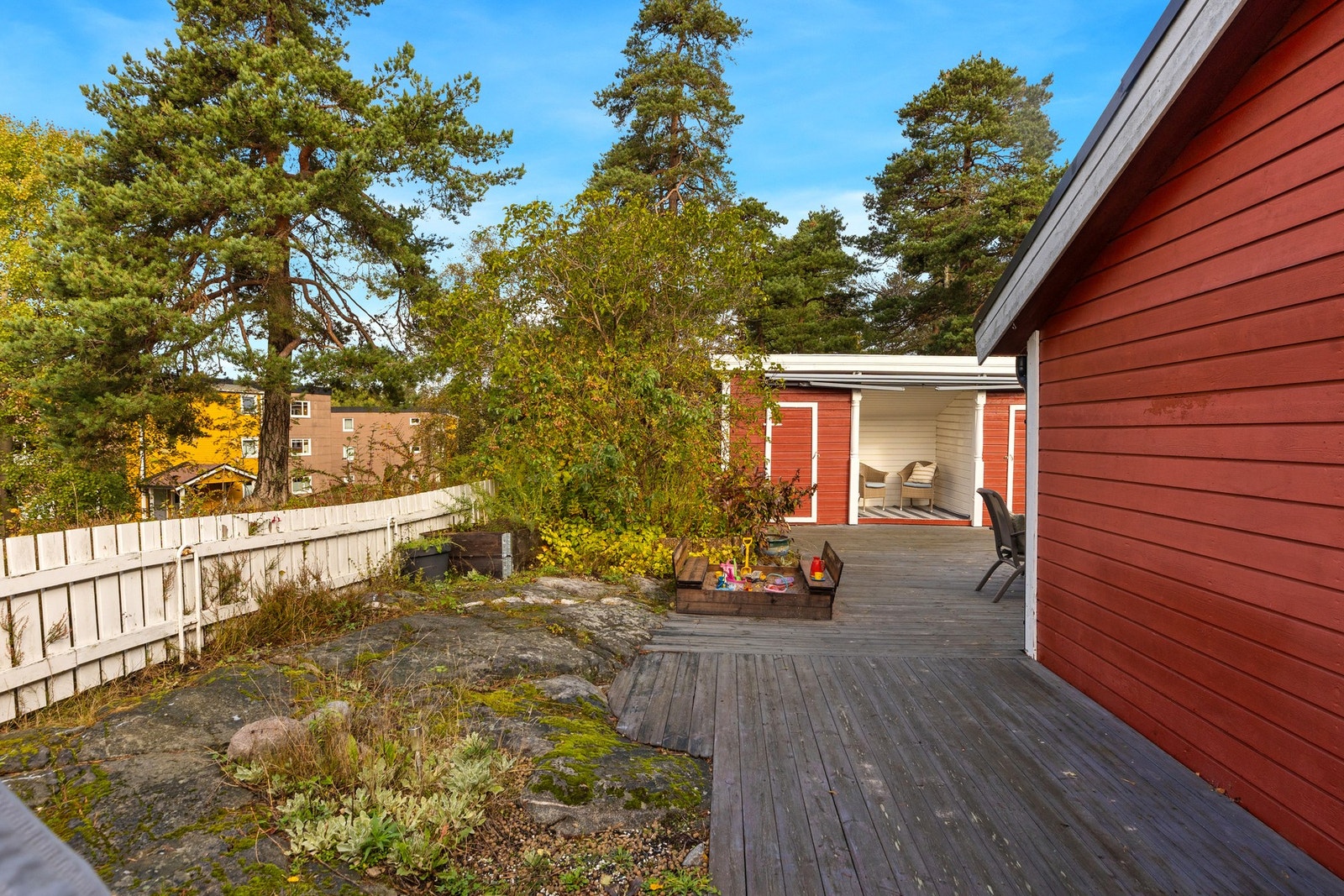 Det er flere boder både inne og ute med blant annet isolert utebod med strømuttak - perfekt for oppbevaring året rundt Galleribilde