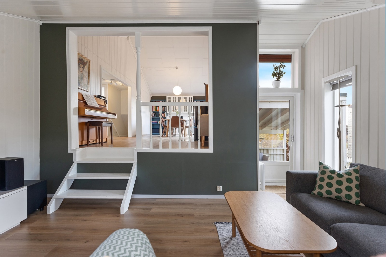Fra stuen er det utgang til solrik terrasse på 87 m² Galleribilde