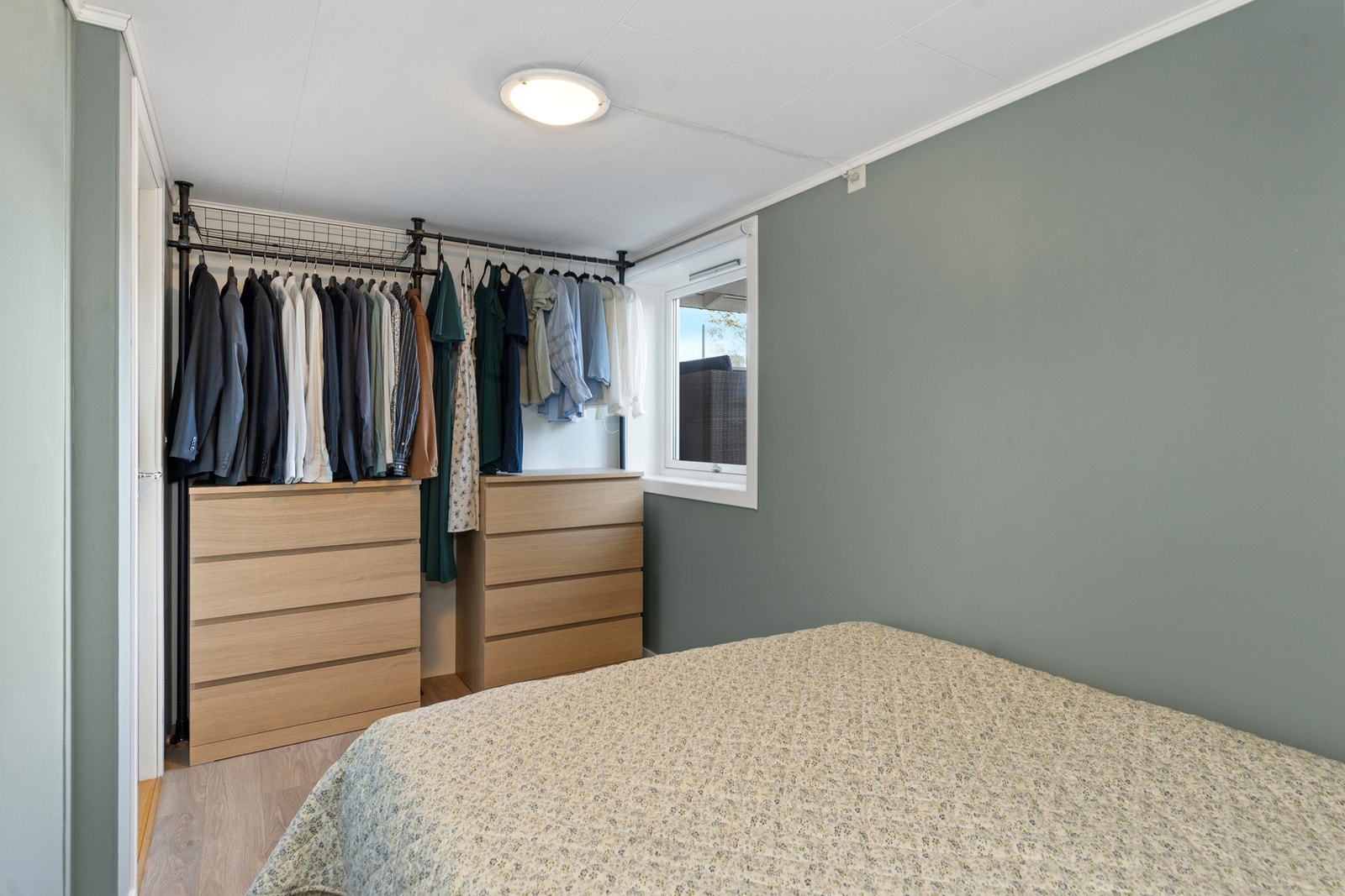 Hovedsoverommet har god plass til dobbeltseng og garderobe Galleribilde