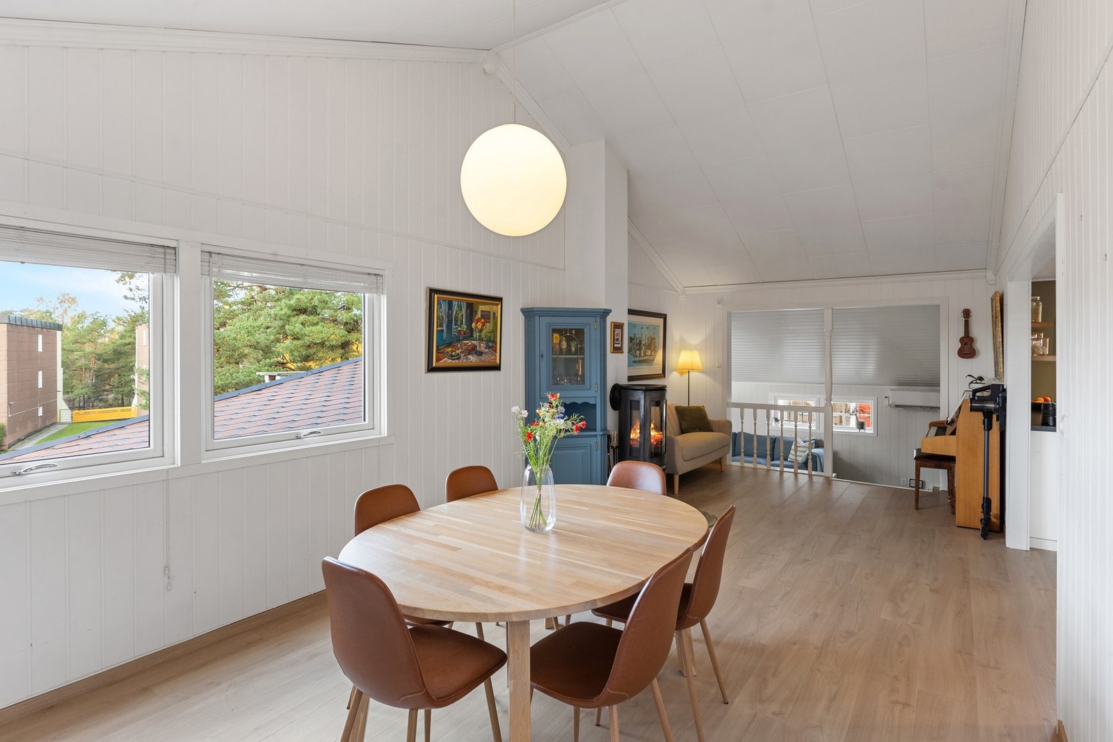 Lys og romslig stue med god takhøyde og store vindusflater som slipper lyset inn Galleribilde