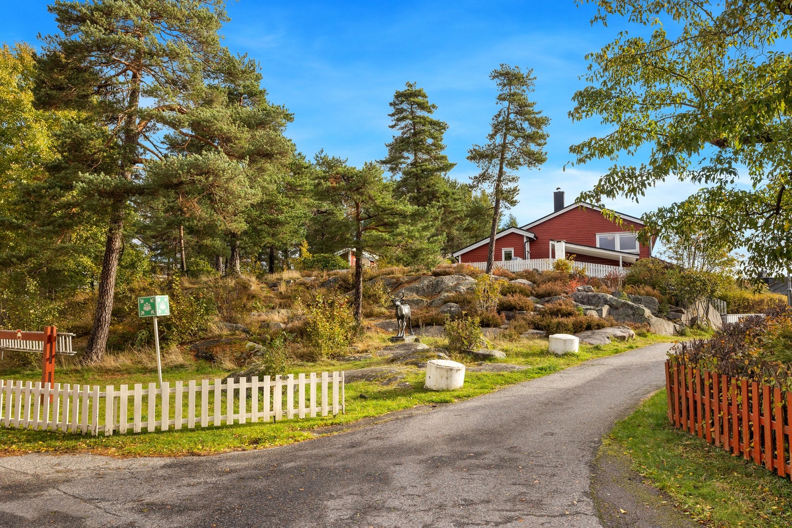 Pene fellesområder opparbeidet med gress, busker og beplantning, med asfalterte gang- og stikkveier til og mellom boenhetene Galleribilde