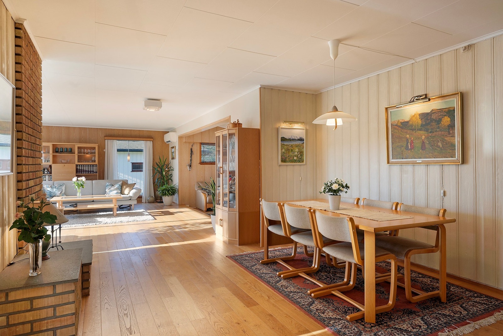 Boligen har en koselig spisestue - her kan du dekke opp til hyggelige middager, samtidig som den åpne planløsningen skaper en god flyt videre mot stuen Galleribilde