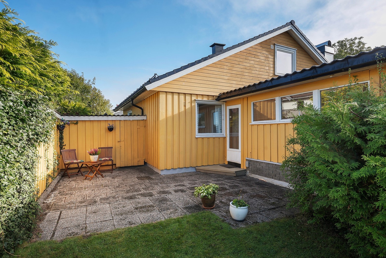 Usjenert uteplass på baksiden hvor du kan nyte morgenkaffen i fred og ro Galleribilde