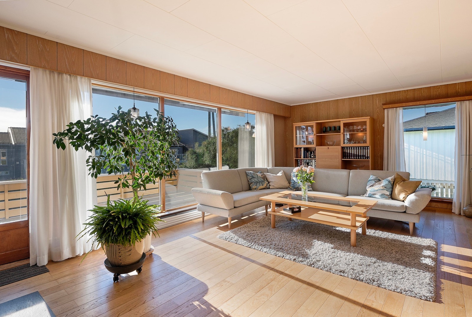 Stuen er lys og romslig med store vindusflater som slipper inn rikelig med dagslys Galleribilde