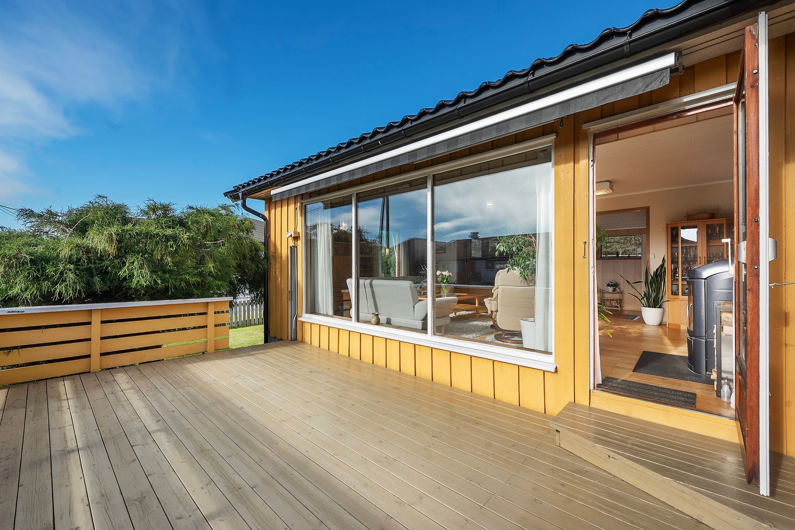 Solrik terrasse rett utenfor stuen - her kan du trekke ut og nyte de gode solforholdene Galleribilde