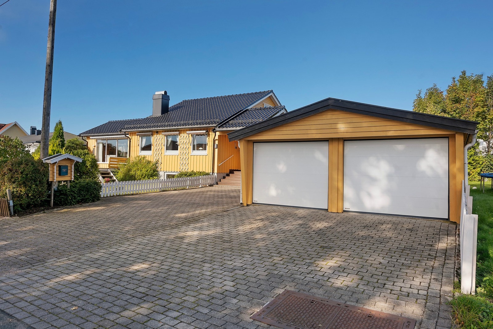 Enebolig med stor oppkjørsel og dobbelt garasje som gir deg gode parkerings- og oppbevarings-muligheter Galleribilde