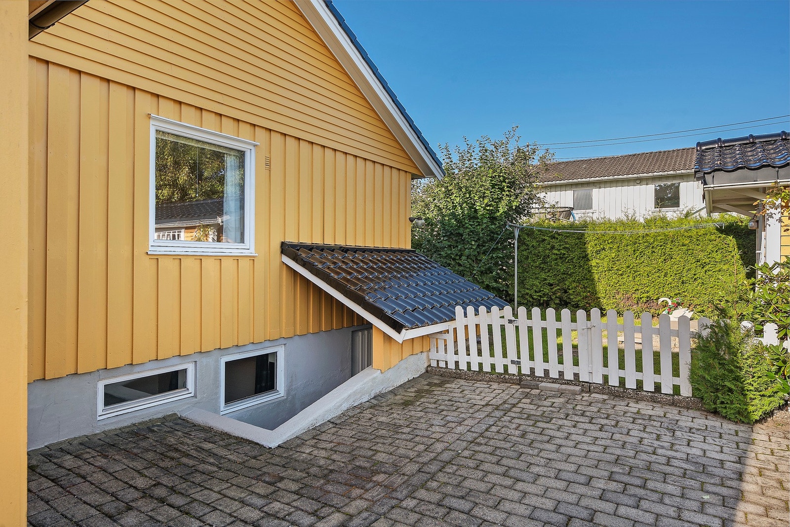 Praktisk inngang ned til kjelleren med lett adkomst til kjelleretasje og lagringsplass Galleribilde