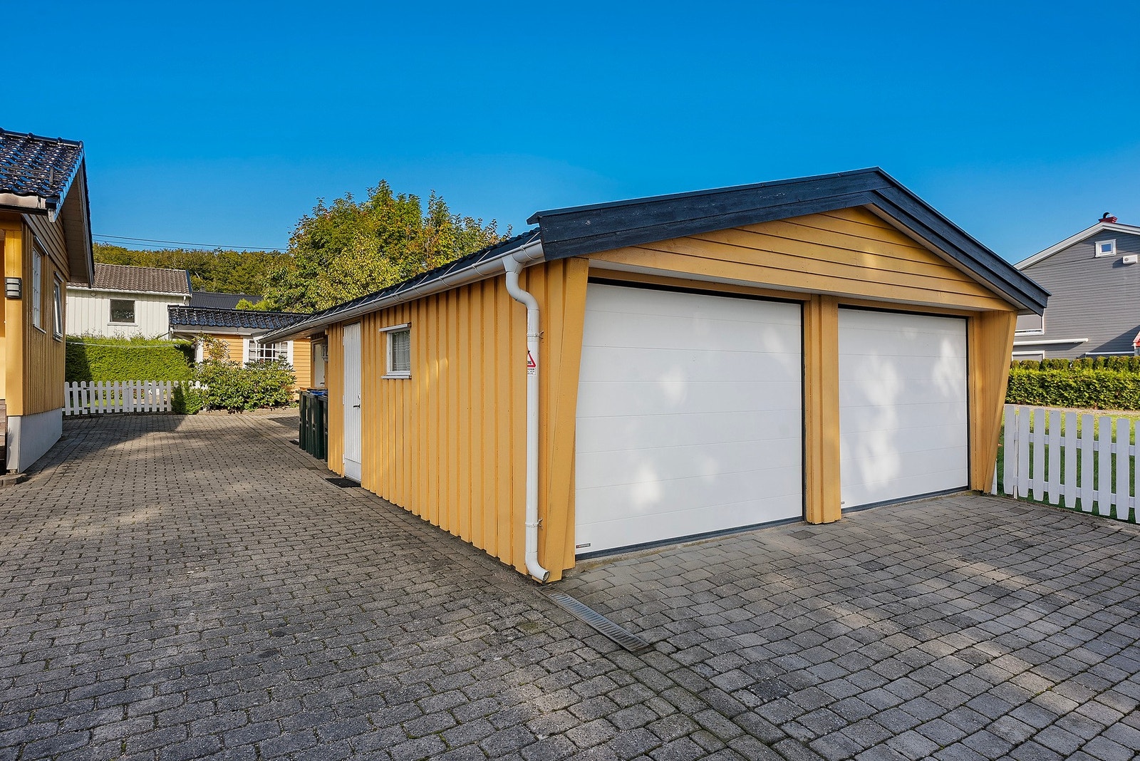 Dobbelgarasje med god plass til bil og ekstra oppbevaring - med innlagt strøm og elektrisk leddport Galleribilde