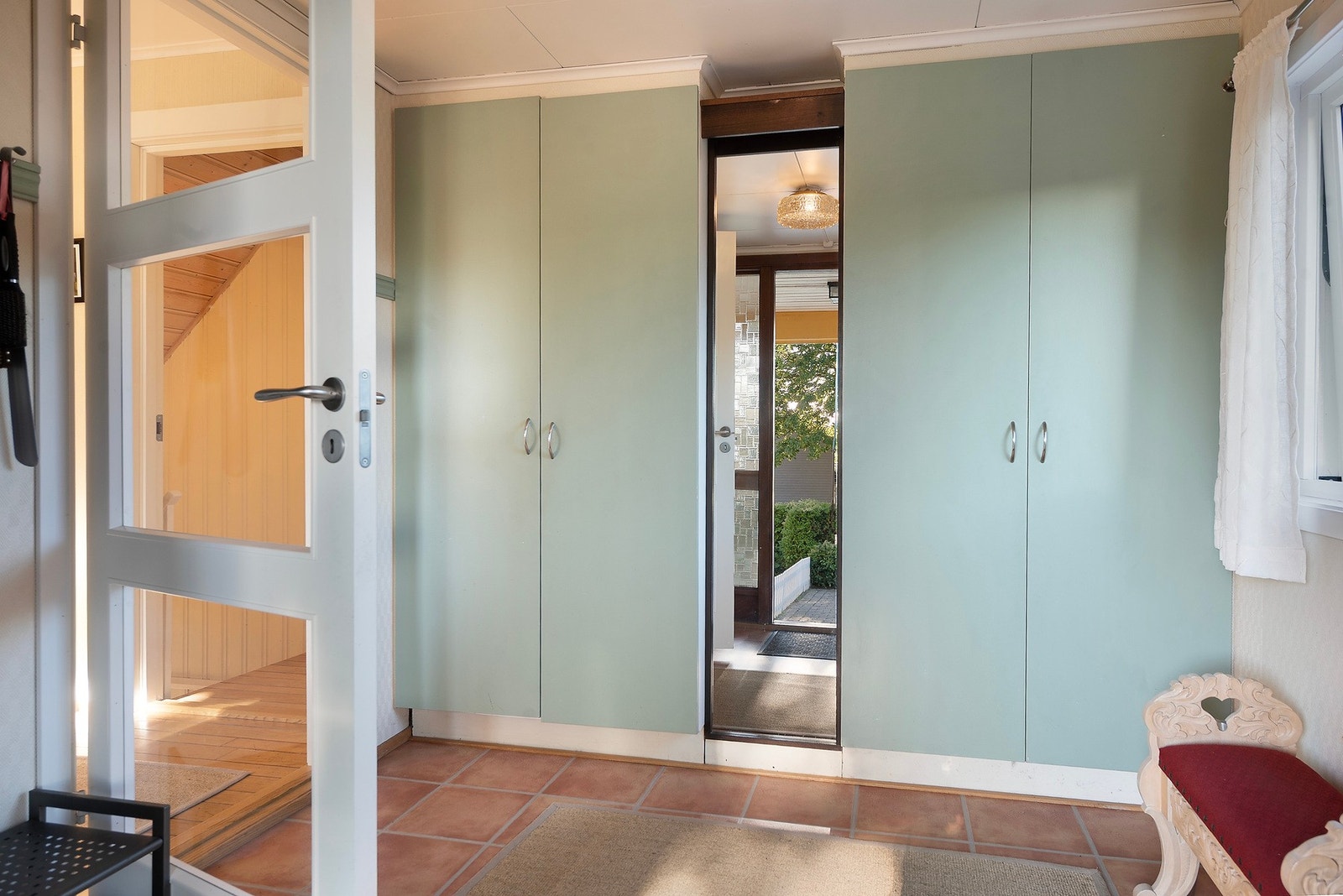 Entréen ønsker deg velkommen med praktisk garderobeløsning og rikelig plass til å henge fra seg yttertøy Galleribilde