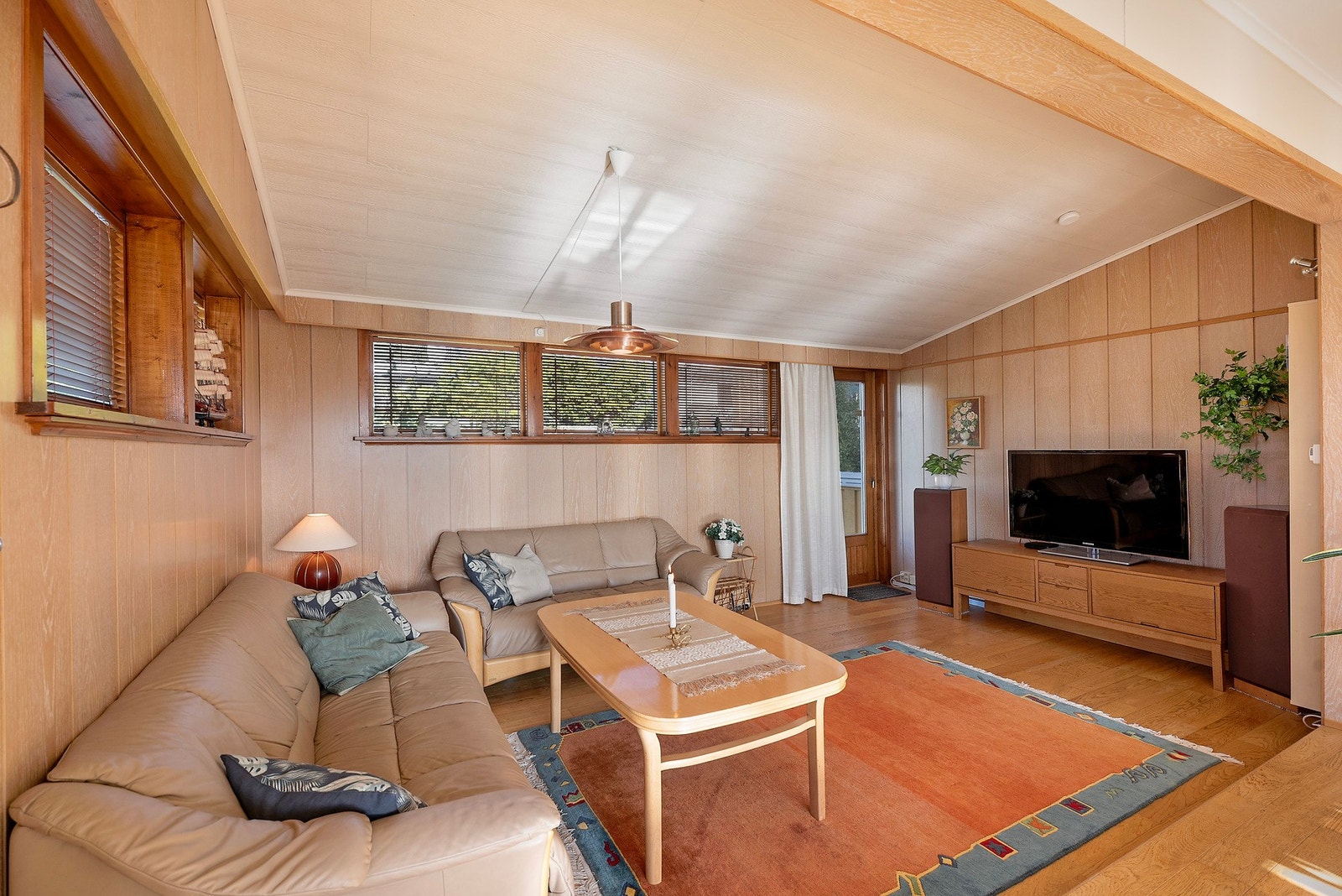 Den store stuen gir rom for flere sittegrupper og seksjoner for enhver anledning Galleribilde