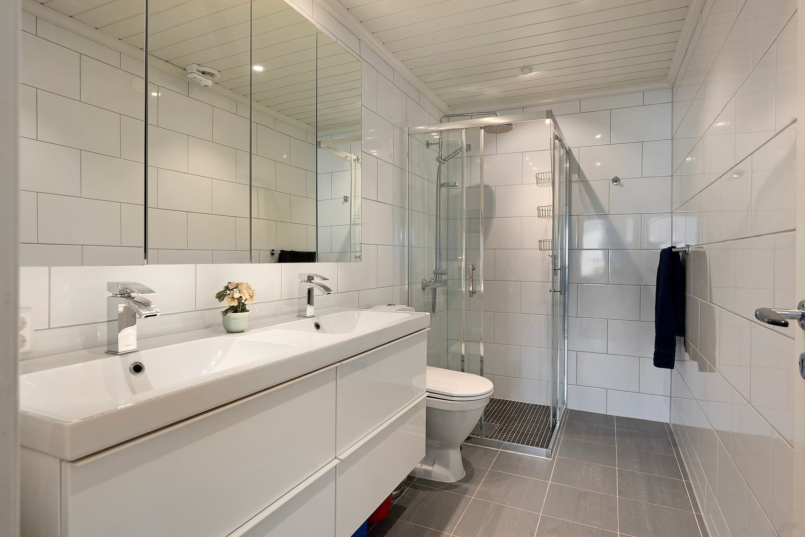 Badet er oppgradert i senere tid og fremstår moderne og pent Galleribilde