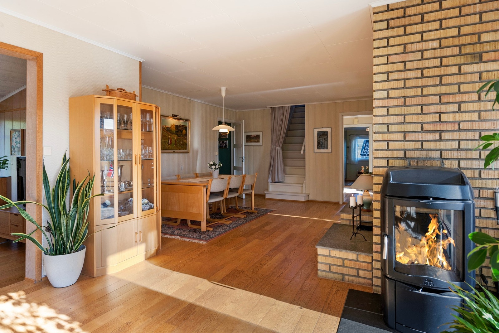 Det naturlige skillet mellom spisestue og stue gjør at du kan bruke rommene på en fleksibel måte Galleribilde