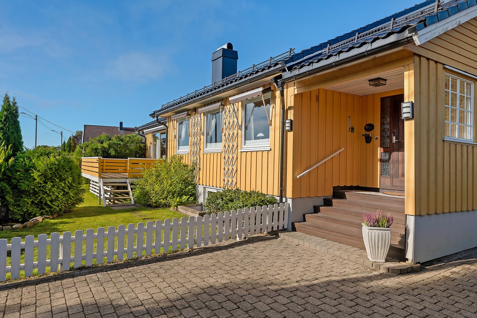 Trivelig inngangsparti med overbygg - en lun velkomst når du kommer hjem Galleribilde