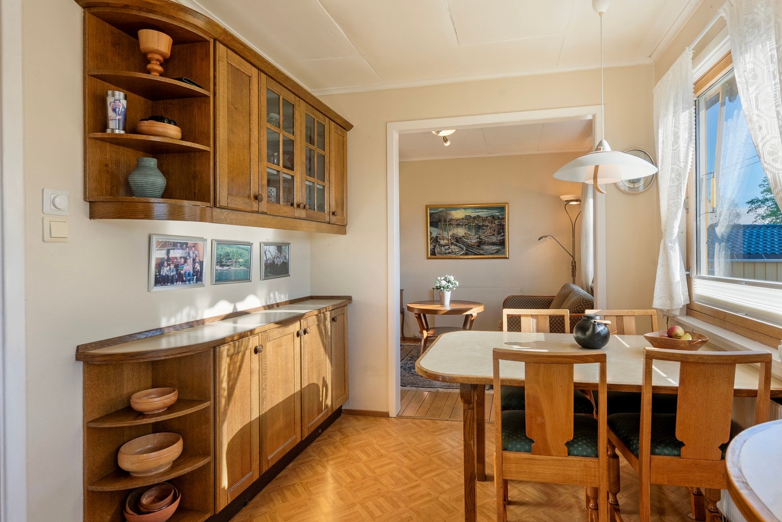 I tilknytning til kjøkkenet er det mer skap- og benkeplass, samt et spisebord for de enklere måltidene Galleribilde