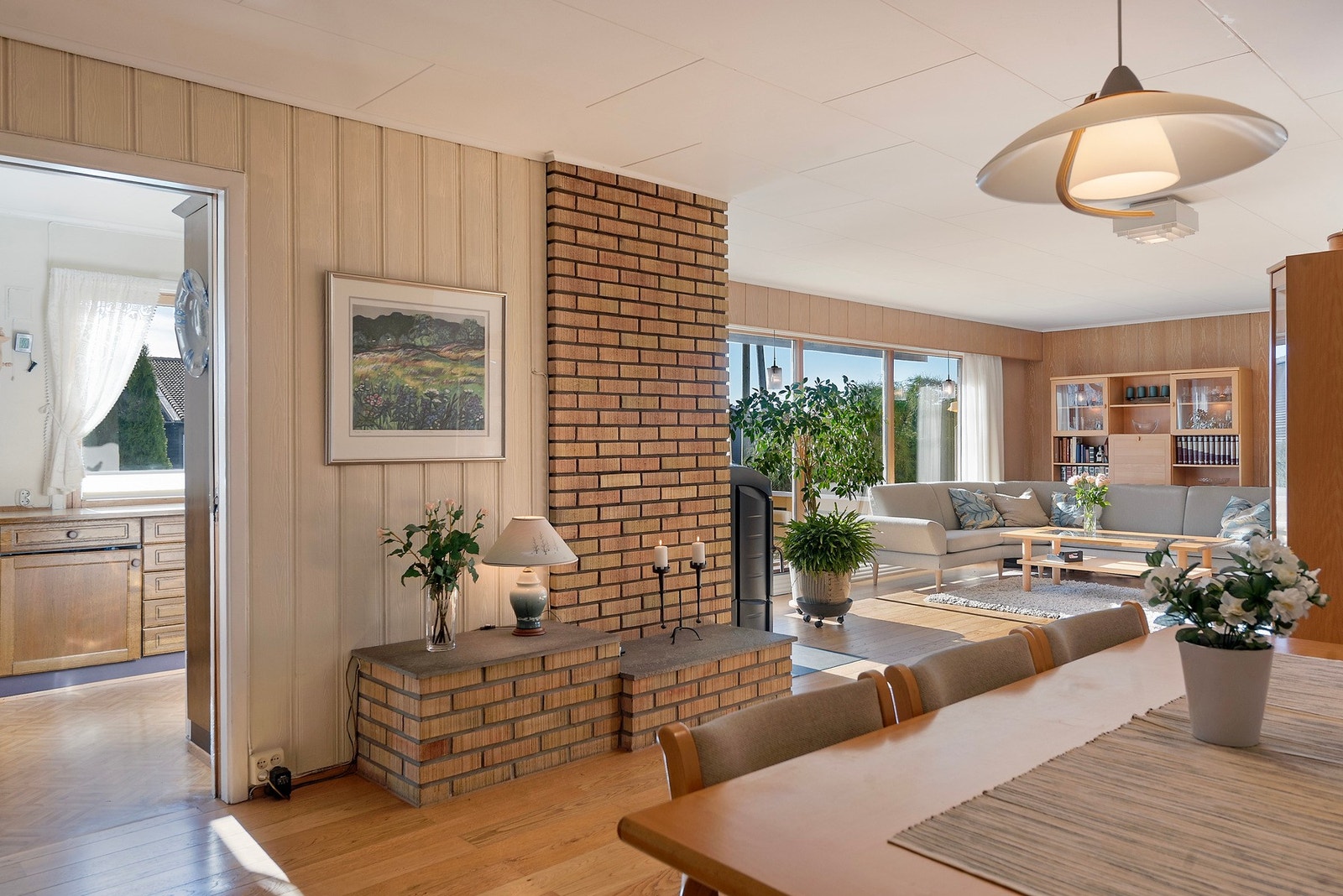 Fra spisestuen ser du videre inn til kjøkkenet og stuen Galleribilde