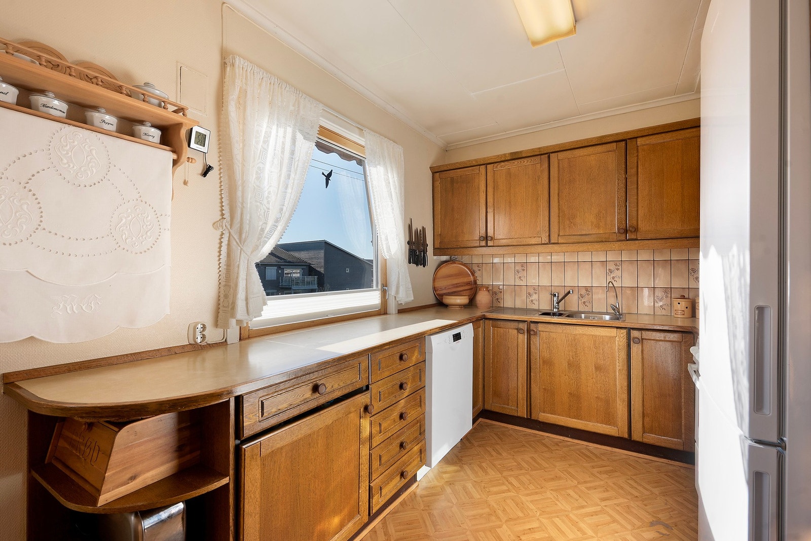 Kjøkkenet bærer preg av en klassisk profilert innredning Galleribilde