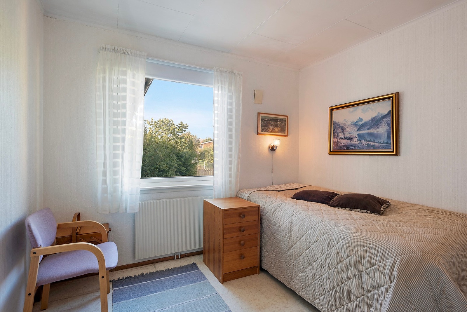 Et lyst og enkelt soverom med garderobe - her har du mulighet til å sette ditt eget preg Galleribilde