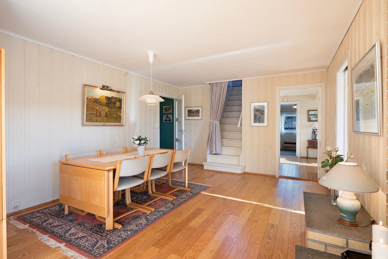 Her får du god plass til familiesamlinger, og rommet gjør det enkelt for deg å sette ditt eget preg Galleribilde