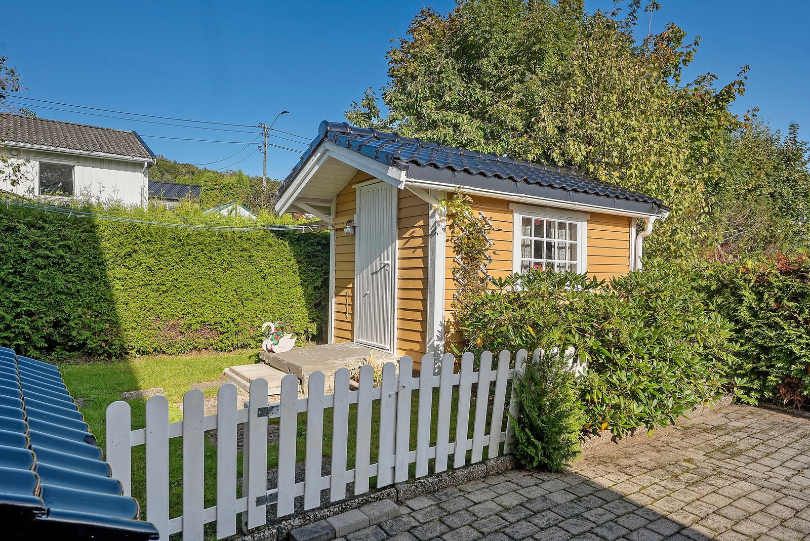 Frittstående bod med god plass til hageutstyr og sesonglagring Galleribilde