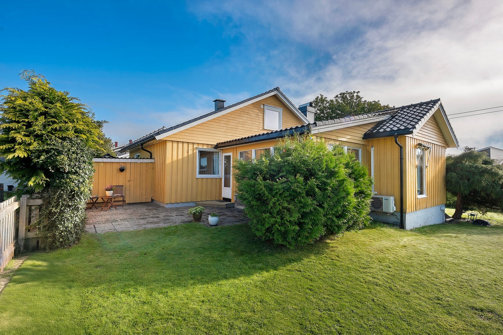 Ute er det flotte grøntarealer med mulighet til lek og avslapning Galleribilde