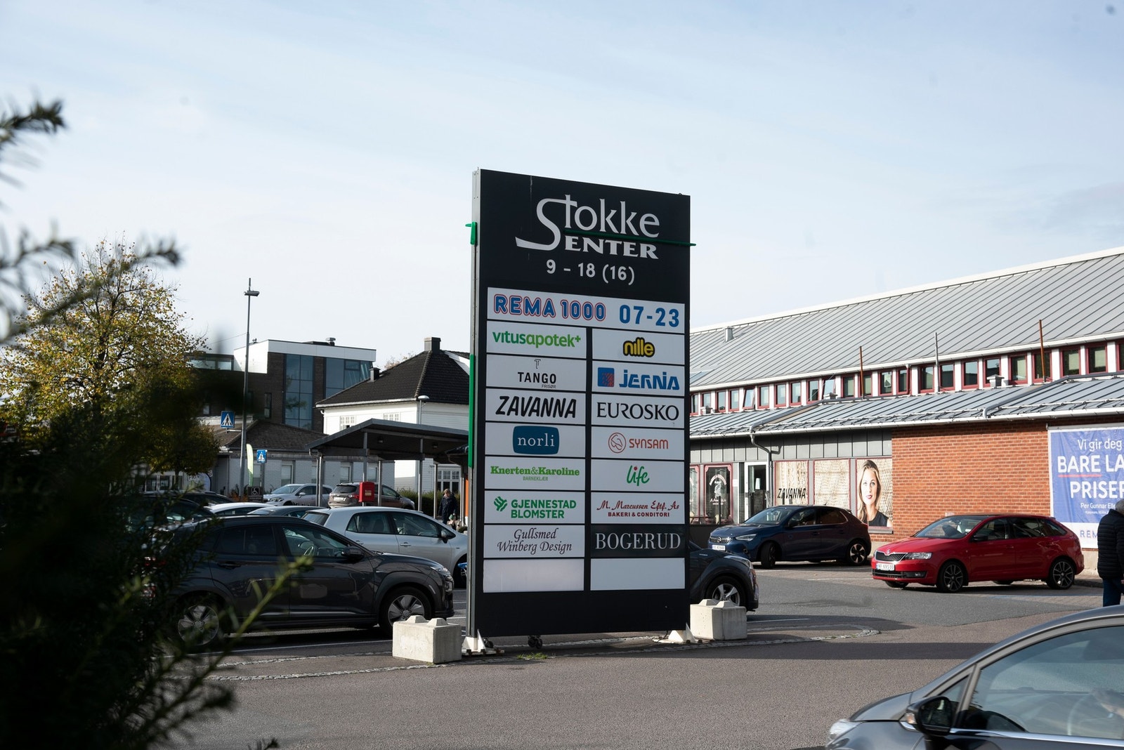 Stokke senter har en rekke butikker, blant annet dagligvare, bakeri og vinmonopol Galleribilde