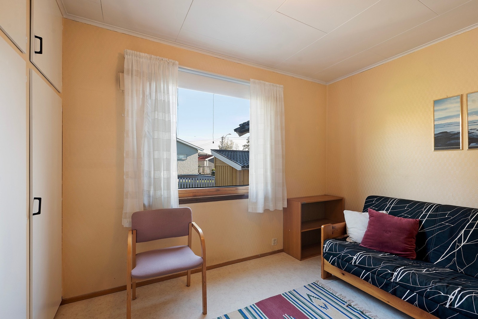 Soverom med plassbygget garderobe - Rommet kan brukes som gjesterom, barnerom eller kontor - alt etter dine behov Galleribilde