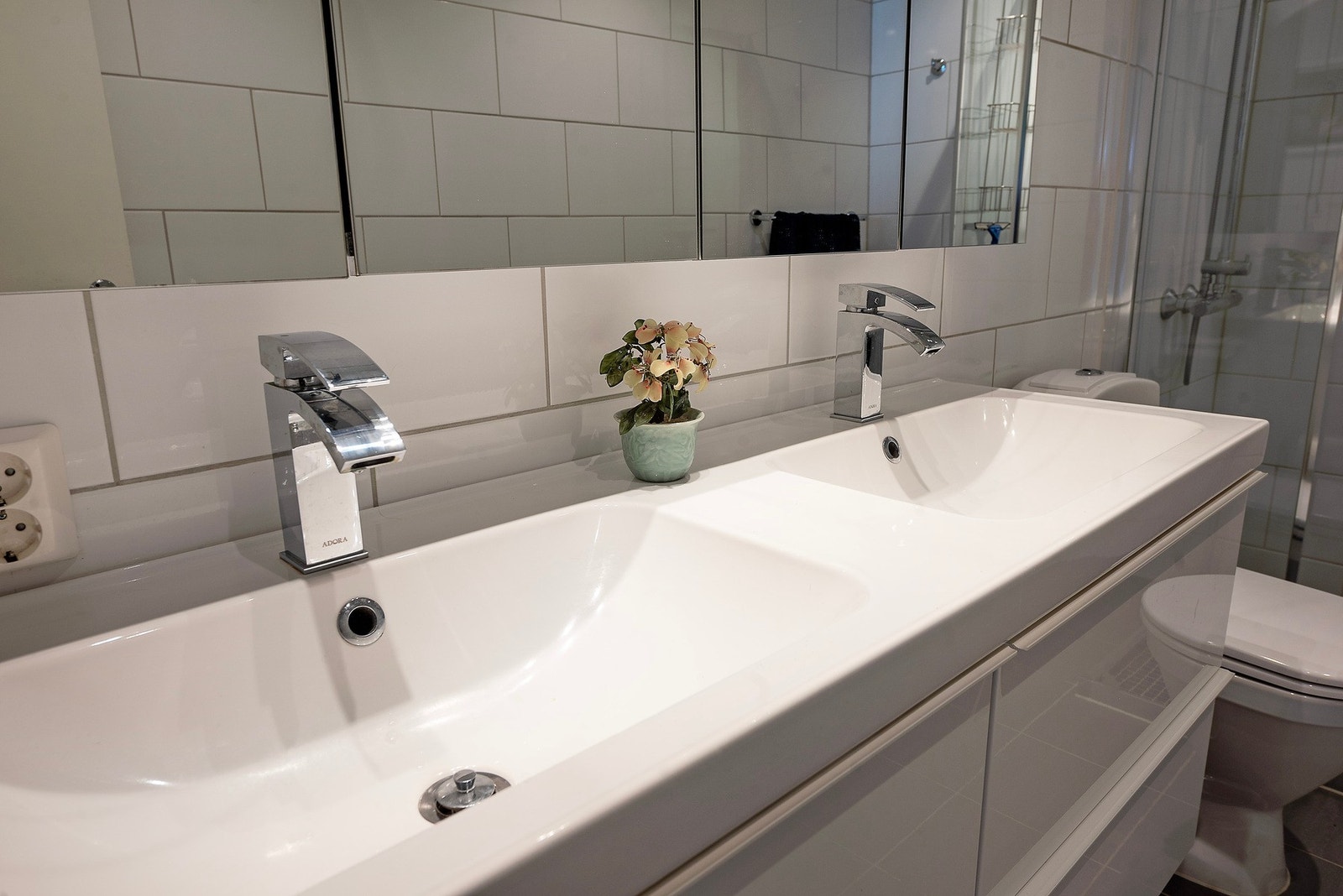 Dobbel servant med stilrent armatur gir deg både komfort og funksjonalitet Galleribilde