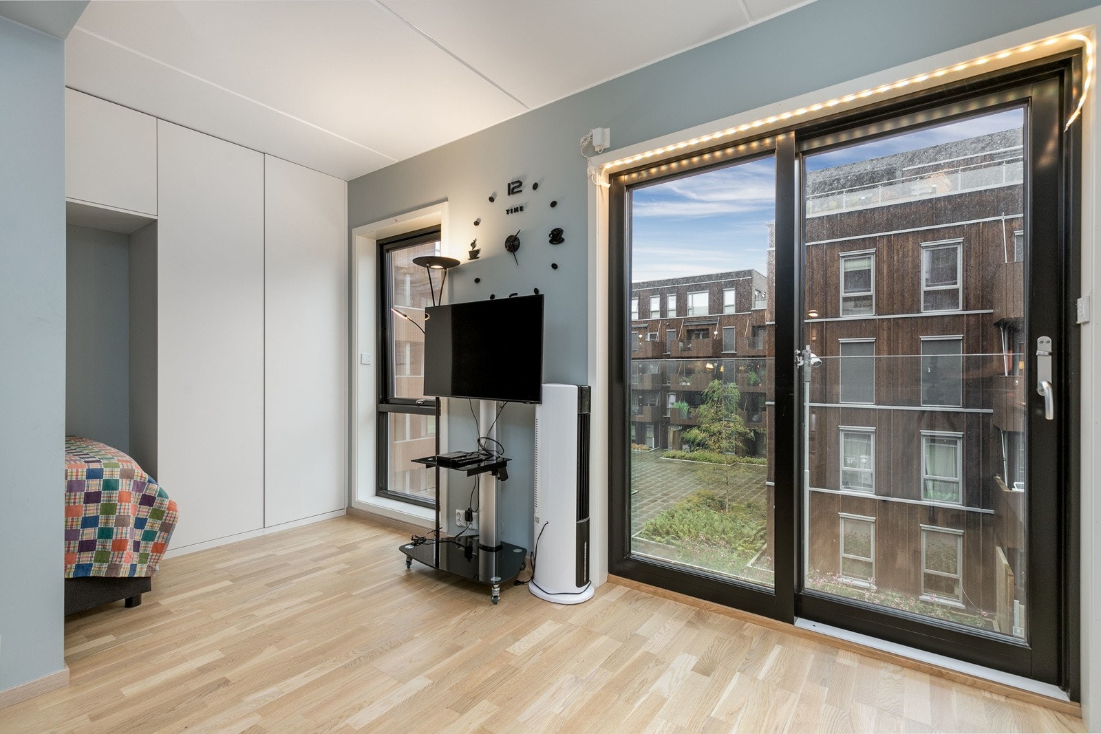 Utgang til fransk balkong. Elektrisk utvendig screens er montert på balkongdør. Galleribilde