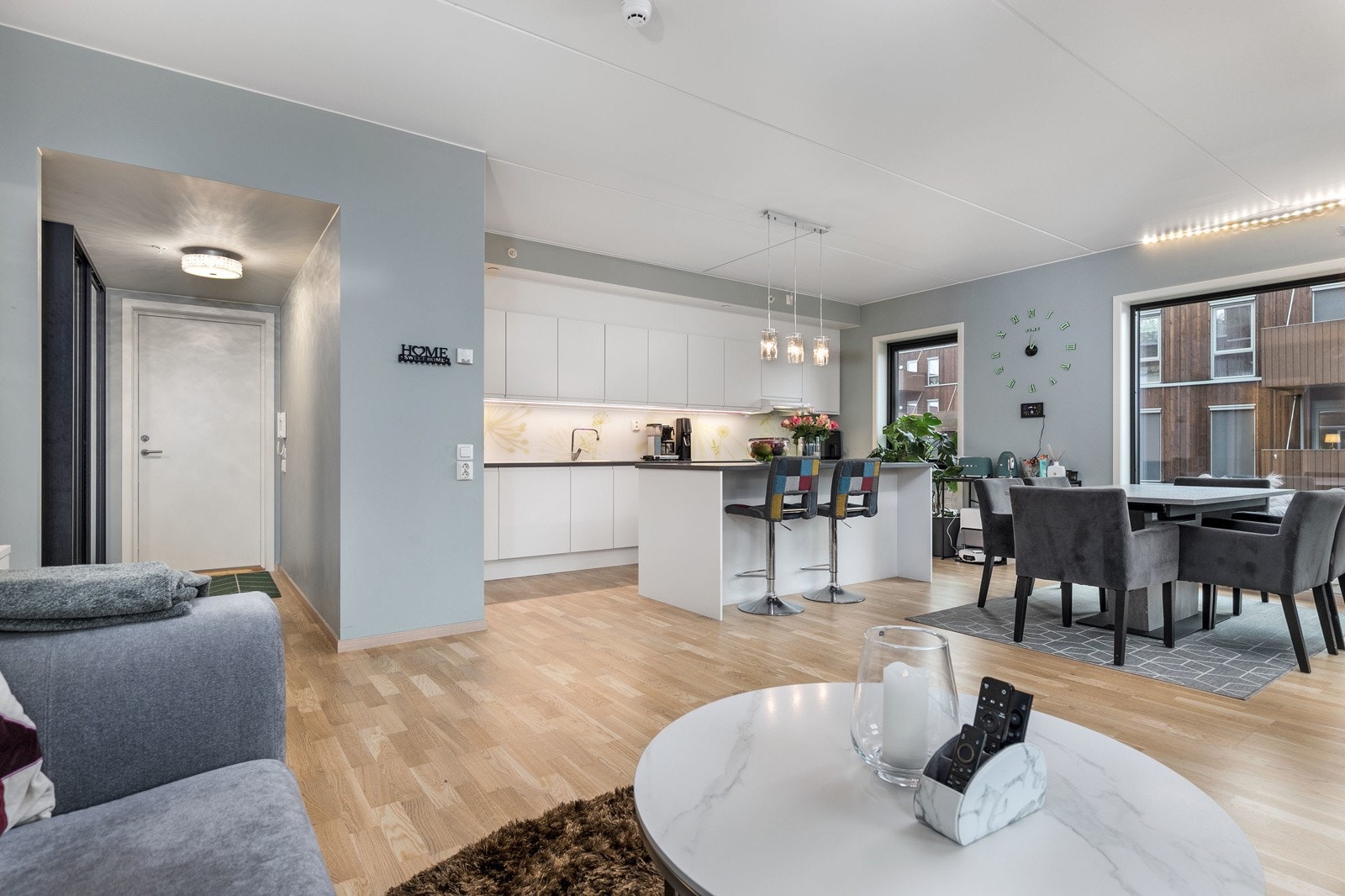 Kjøkken og stue i åpen løsning. Galleribilde