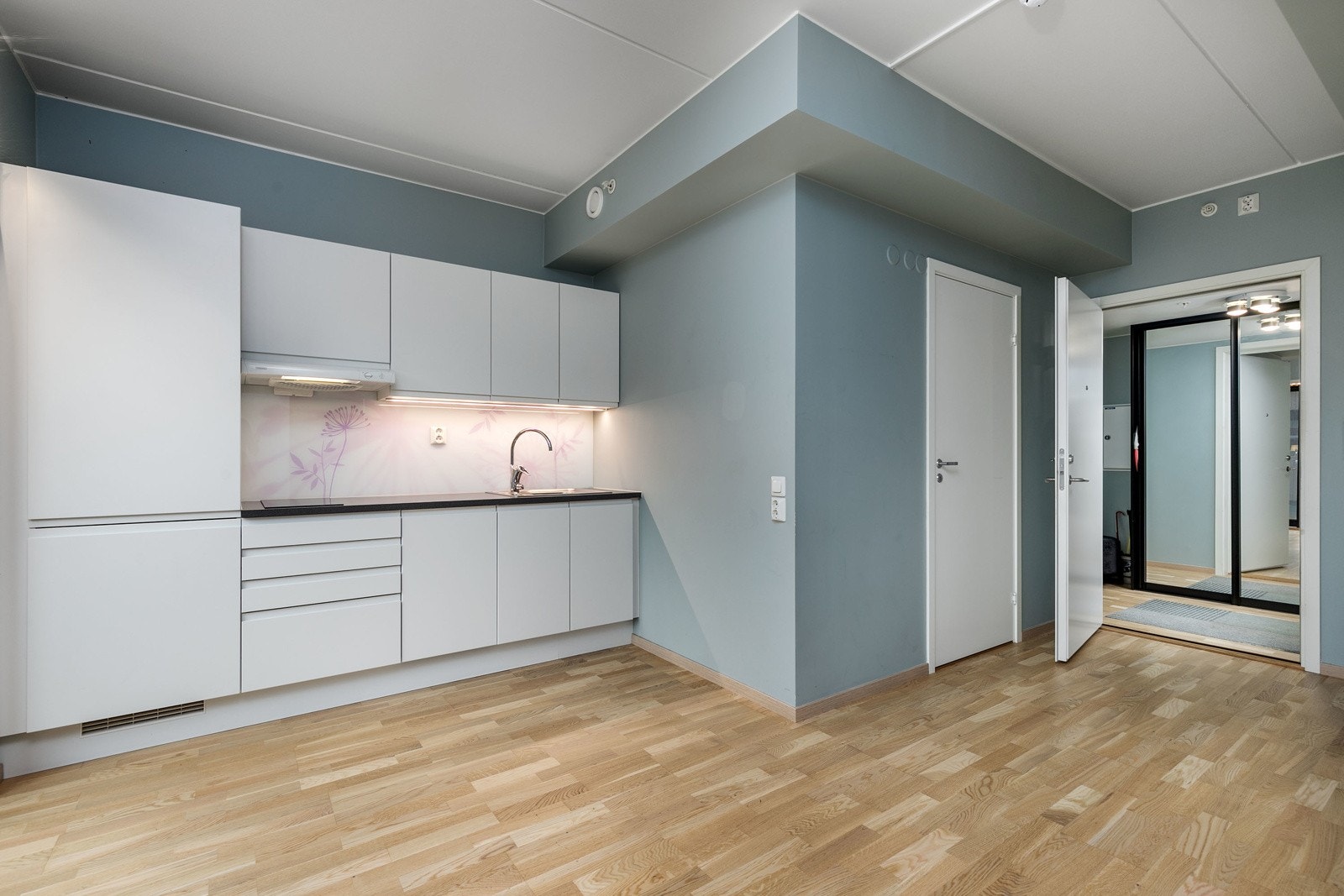 Moderne kjøkken fra Sigdal med åpen løsning mot stuen. Galleribilde