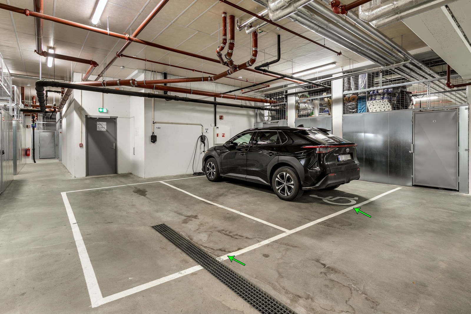 Leiligheten disponerer to garasjeplasser (nr. 132 og 133) i felles garasjeanlegg. Galleribilde