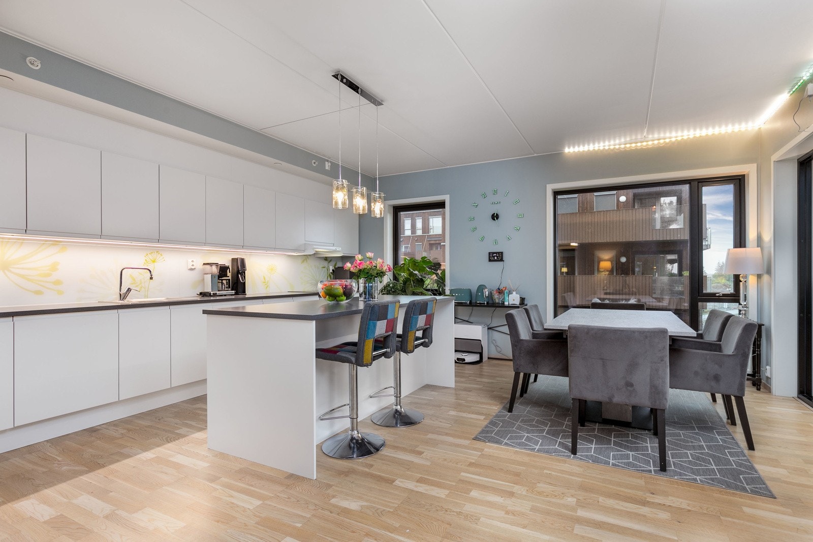 Stuen har takhøyde på ca 2,65 m - dette kombinert med store vinduer sørger for at boligen oppleves som luftig. Galleribilde