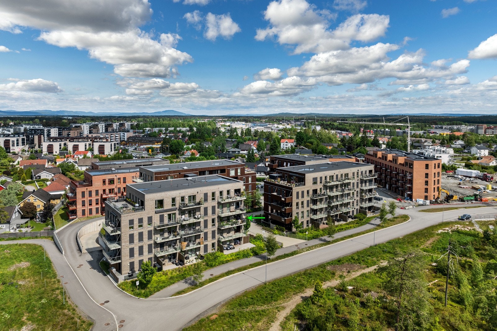 Leiligheten ligger i et nytt og barnevennlig boligområde i populære Skogmo Park i Jessheim, bestående av både eneboliger, rekkehus og leiligheter. Galleribilde