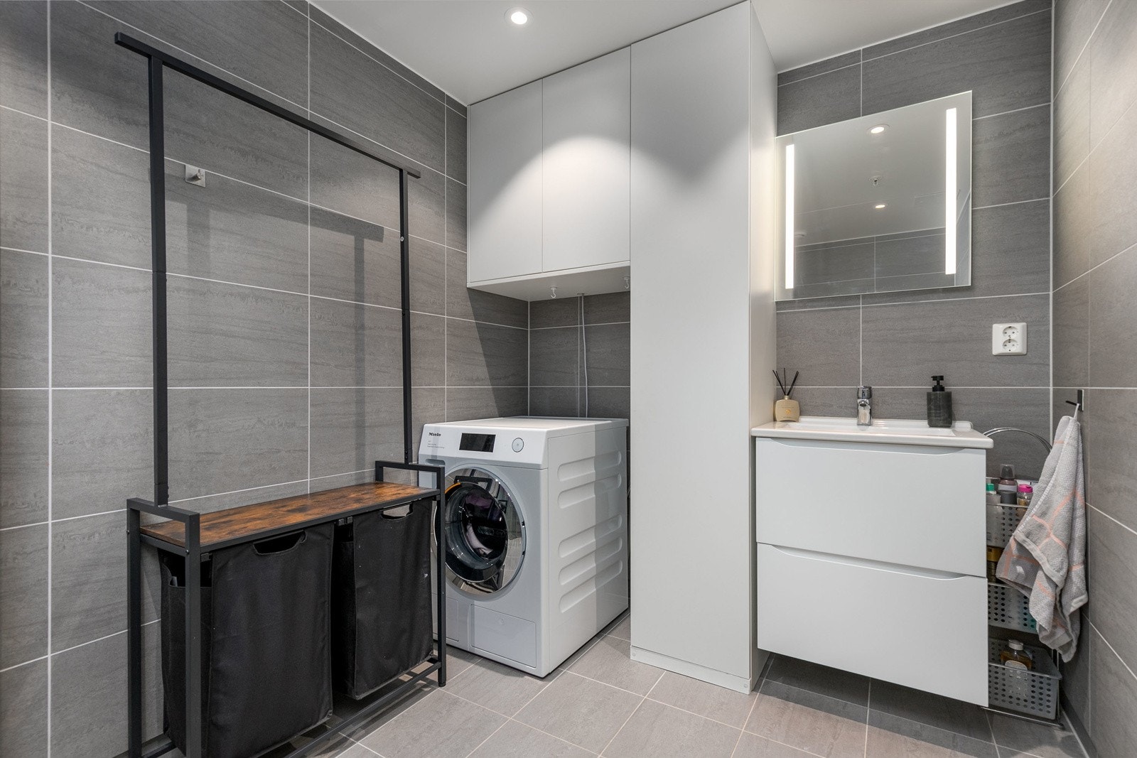 Delikat bad fra byggeår med flislagte overflater og varme i gulv. Galleribilde