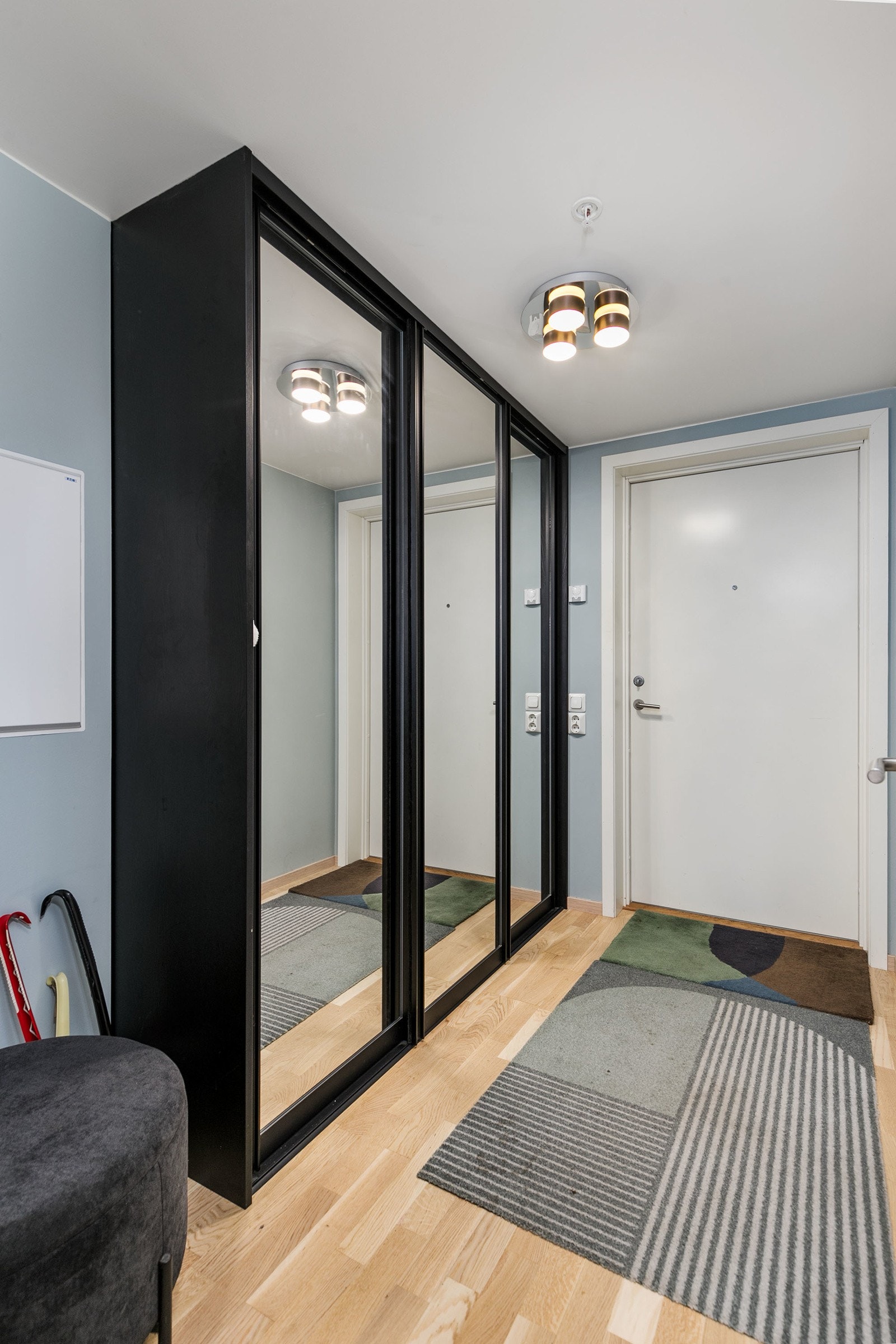 Entre med skyvedørsgarderobe og inngang til hybeldel. Galleribilde