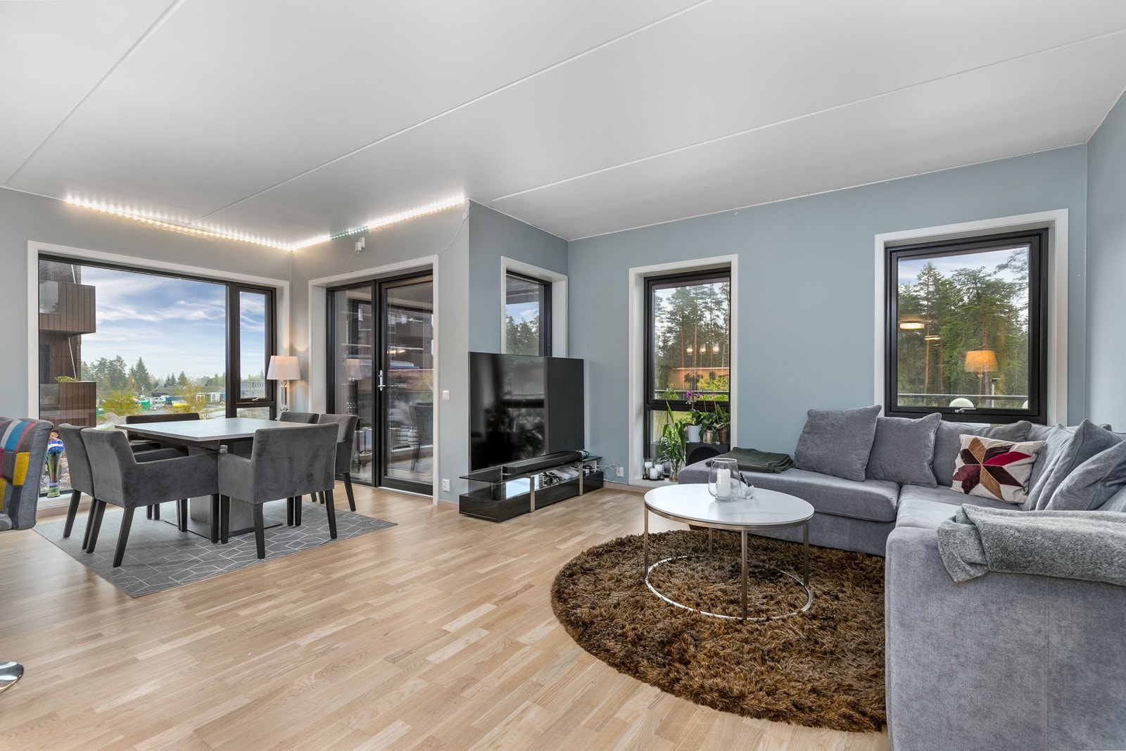 Velkommen til denne flotte og moderne leiligheten fra 2021 i populære Skogmo Park. Galleribilde