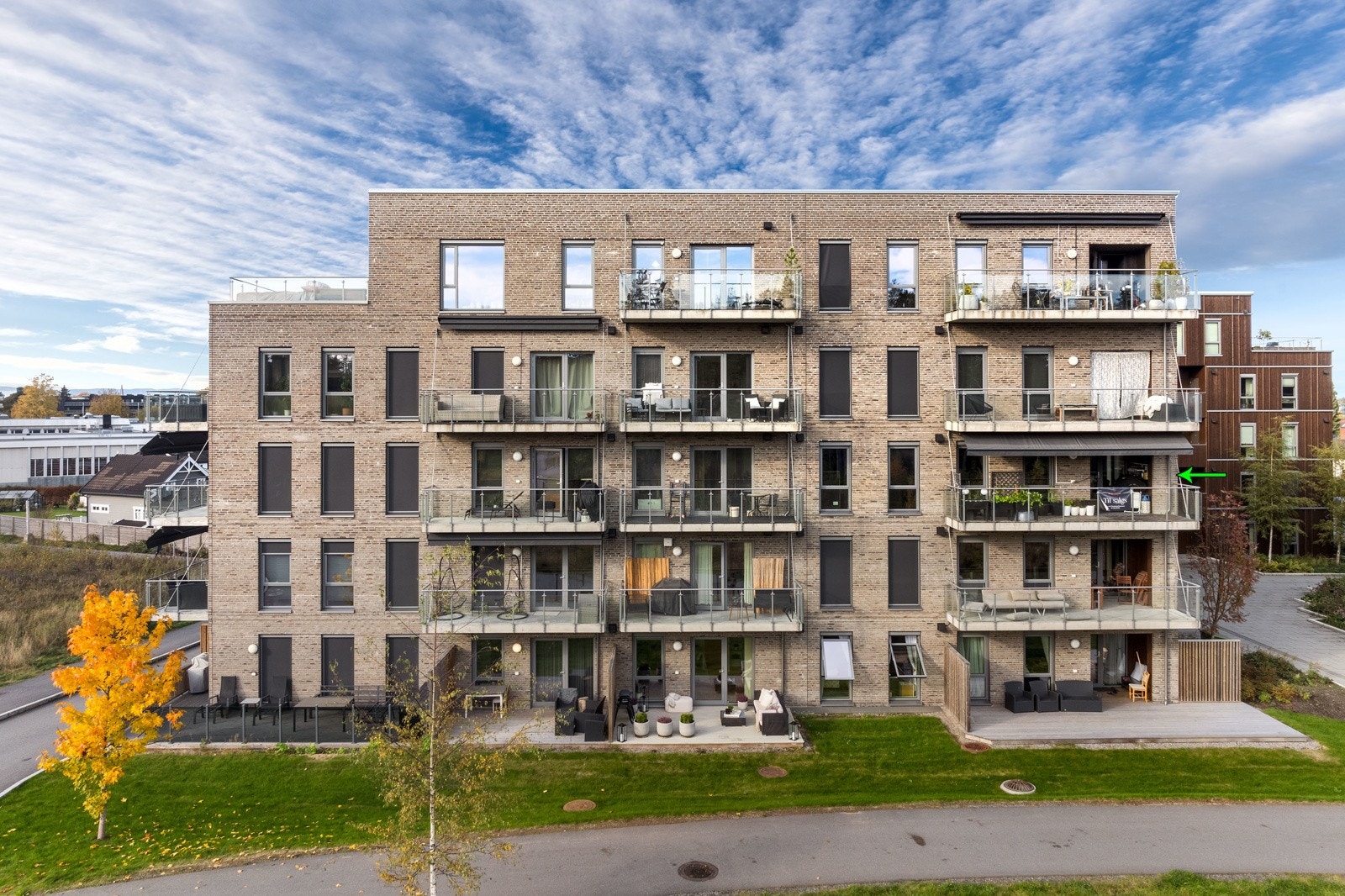 Tomten er pent opparbeidet med grøntarealer og busker, samt asfalterte internveier. Galleribilde