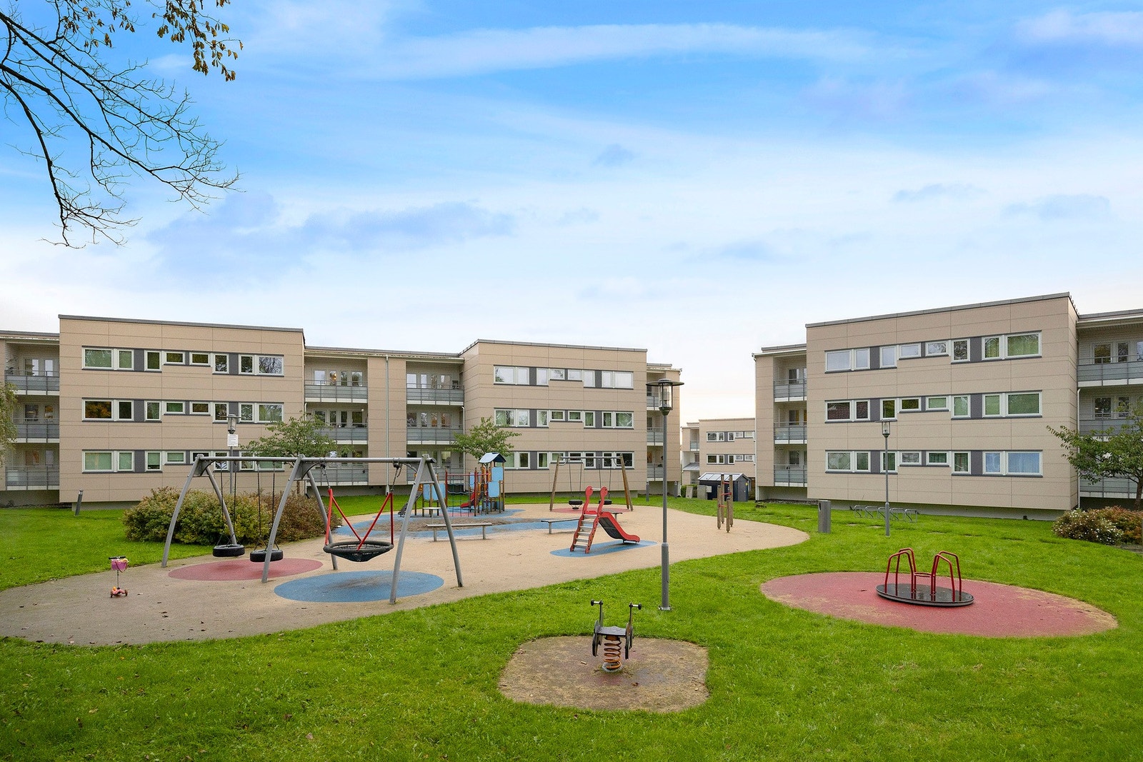 Borettslaget er frodig og pent opparbeidet med sittegrupper, lekeplass mm. Galleribilde