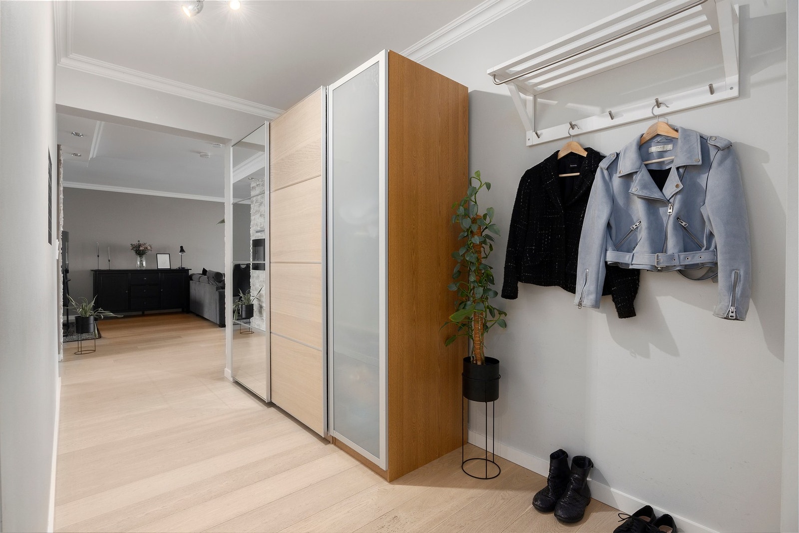 Skyvedørsgarderoben gir godt med plass til yttertøyet og blir stående. I tilknytning til entréen er det en praktisk innvendig bod hvor du kan plassere støvsuger og annet du ikke ønsker skal stå fremme i hverdagen. Galleribilde