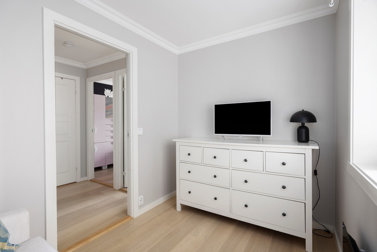 Overflatene er malt i moderne fargevalg og det er lagt flott 1-stavs parkett på gulv. Galleribilde