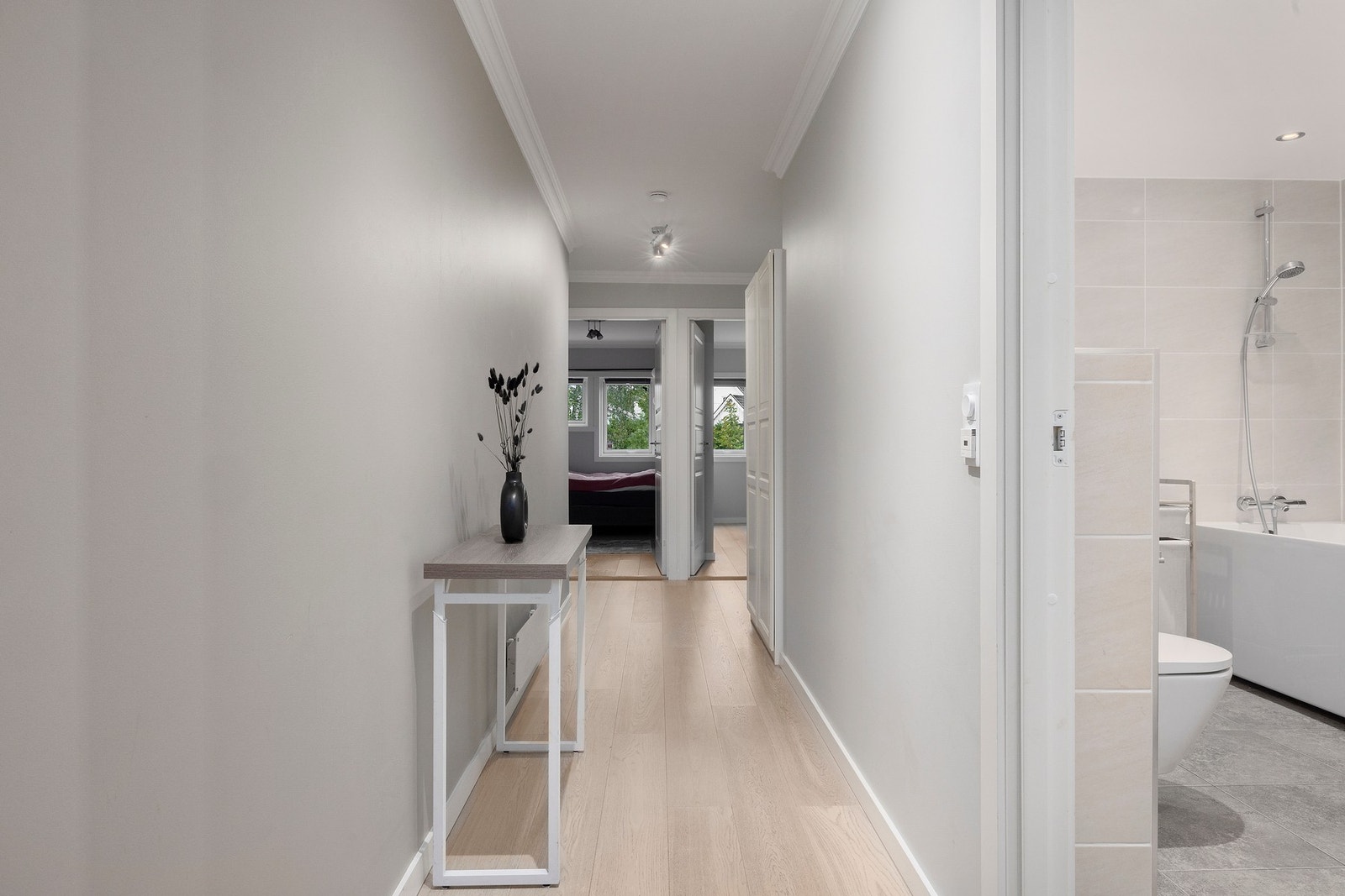 Entréen er lys og pen, og gir et godt førsteinntrykk av boligen. Galleribilde