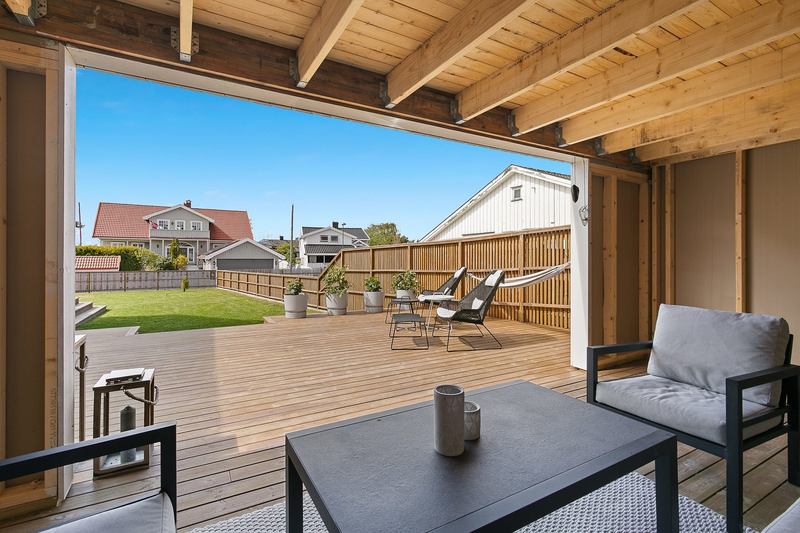 Koselig og praktisk utestue hvor du kan sitte i le for vær og vind Galleribilde